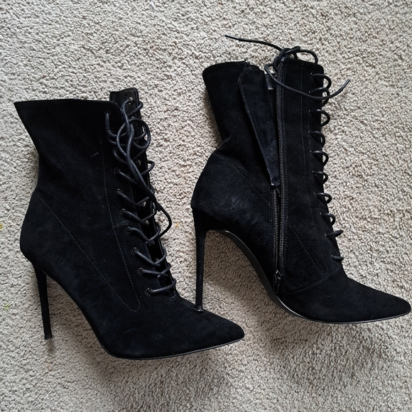 Black suede booties - The fit is tight in the front - Picture 2 of 4